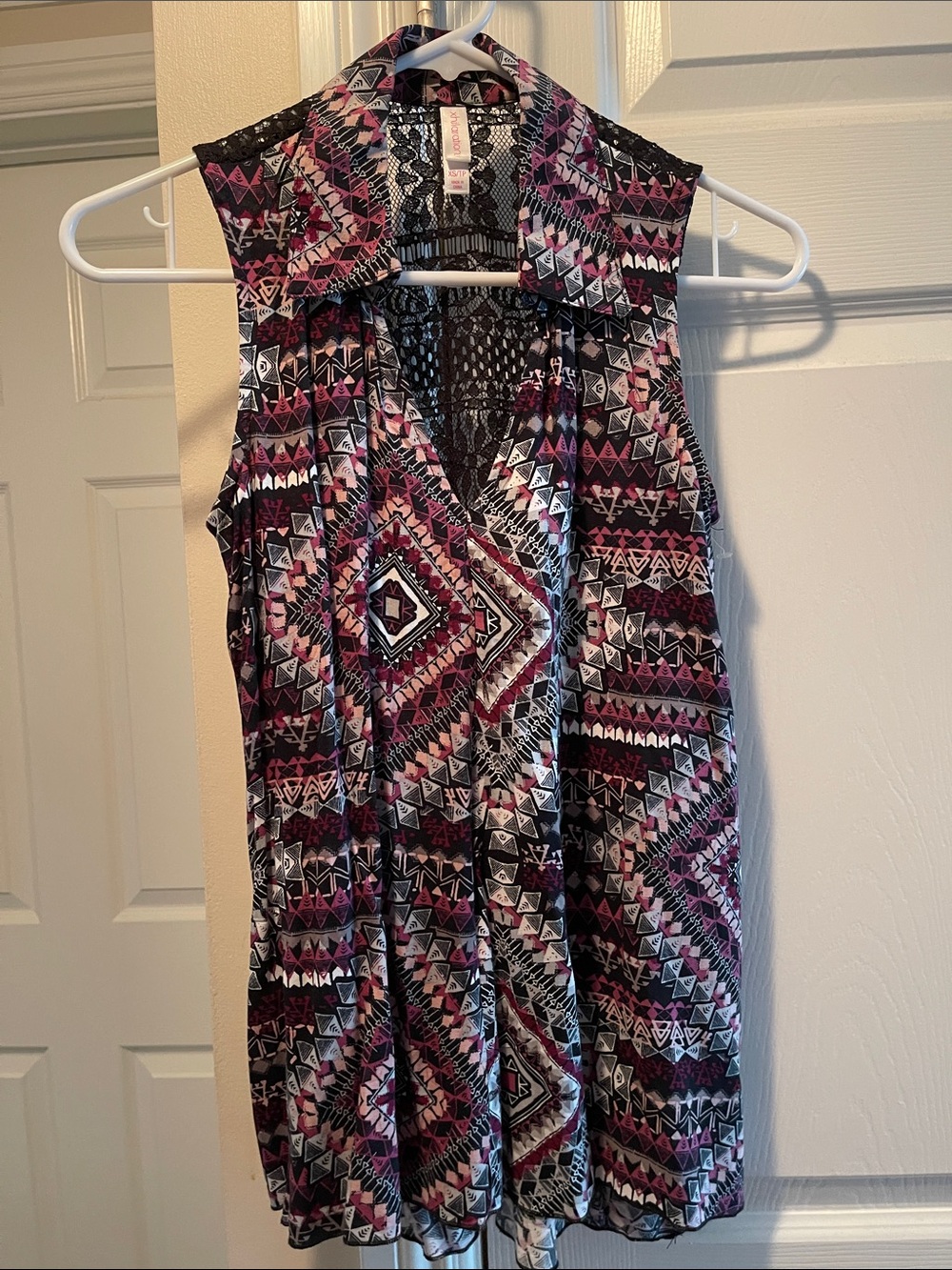 Xhilaration Black, Pink & White Geometric Sleeveless Blouse